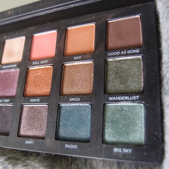 ⚡SOLD⚡Urban Decay Born To Run Eyeshadow Palette - Picture 2 of 4